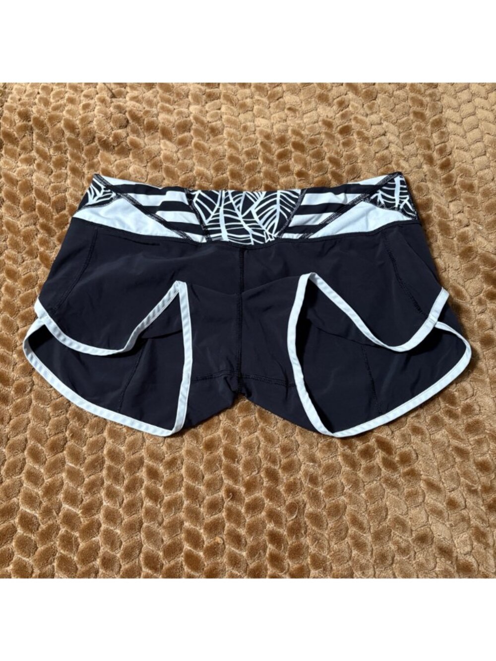 Lululemon Speed Shorts 2.5" Mid Rise Black & Angel Wing Running Size 6 - Picture 3 of 10